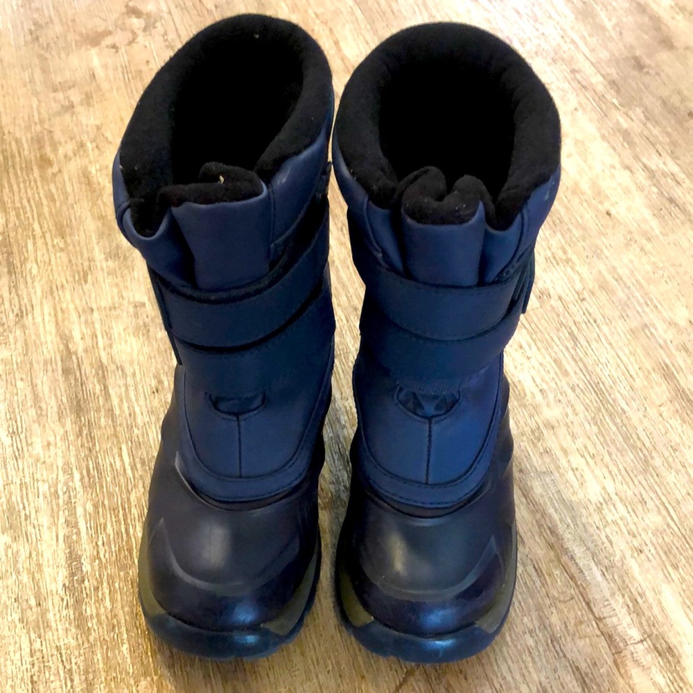 Navy Blue boys snow boots. Great condition. Size 13 little kid.